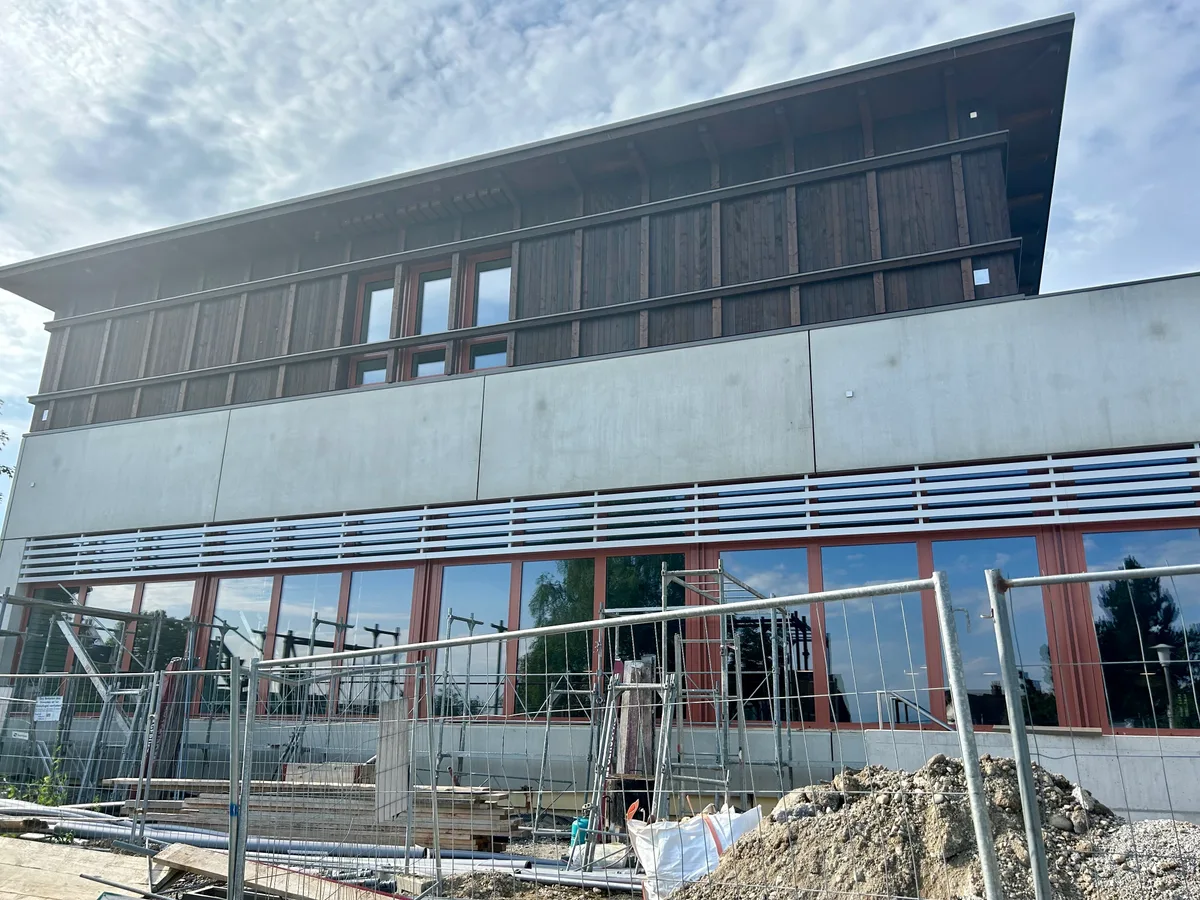 Man sieht die neue Sporthalle von aussen.